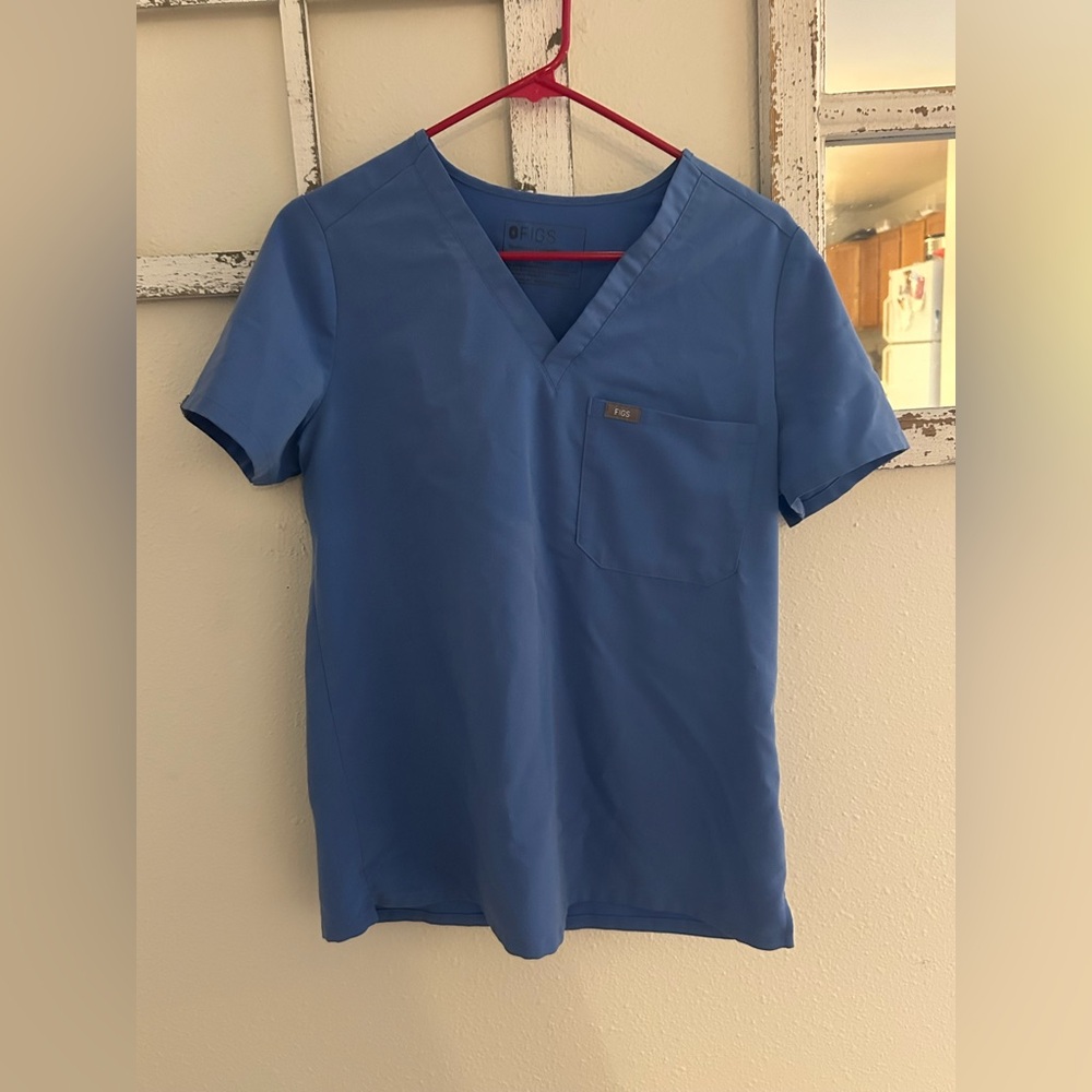 Figs women’s size small one pocket scrub top and Zamora jogger scrub pants